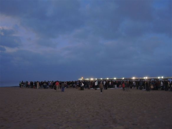 Arriving to the beach, it was still quite dark, and the pier was still lit.